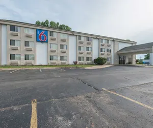 Photo 2 - Motel 6 Lawrence, KS