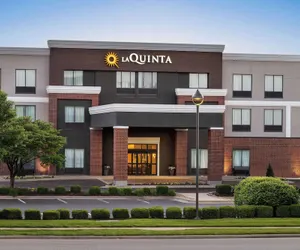 Photo 2 - La Quinta Inn & Suites by Wyndham Springfield Airport Plaza