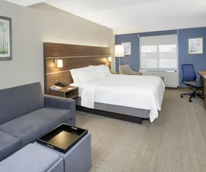 Photo 4 - Holiday Inn Express Hotel & Suites Long Island-East End, an IHG Hotel