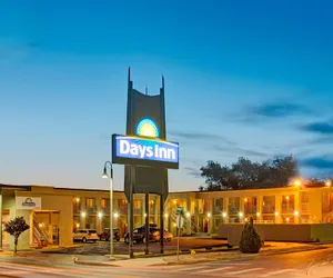 Photo 2 - Days Inn by Wyndham Albuquerque Downtown