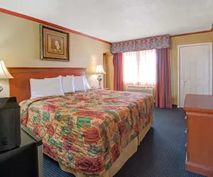 Photo 3 - Days Inn by Wyndham Albuquerque Downtown