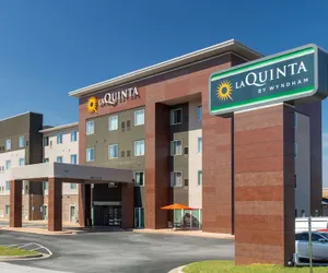 Photo 2 - La Quinta Inn & Suites by Wyndham Augusta/Fort Eisenhower