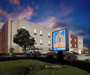 Photo 2 - Motel 6 Texas City, TX - I-45 South