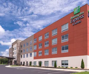 Photo 2 - Holiday Inn Express & Suites Farmville, an IHG Hotel