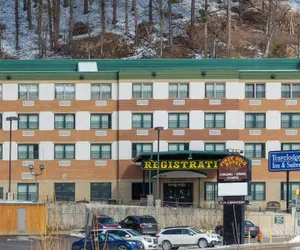Photo 2 - Travelodge Inn & Suites by Wyndham Deadwood