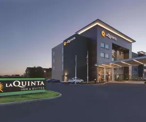 Photo 2 - La Quinta Inn & Suites by Wyndham Terre Haute