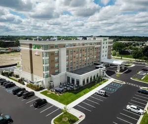 Photo 2 - Holiday Inn Hotel & Suites Farmington Hills - Detroit NW, an IHG Hotel