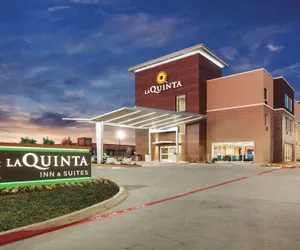 Photo 2 - La Quinta Inn & Suites by Wyndham Dallas Northeast-Arboretum