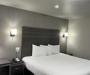 Photo 3 - Sleepy Traveler Motel