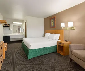 Photo 5 - Travelodge by Wyndham Wellington KS