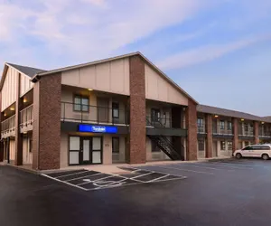 Photo 2 - Travelodge by Wyndham Wellington KS