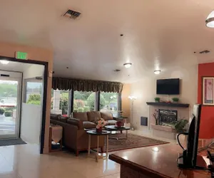 Photo 4 - Bridgeway Inn & Suites Portland Airport
