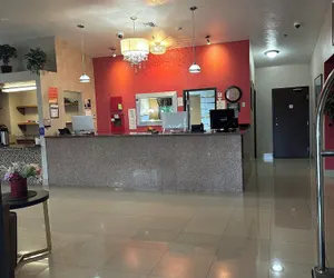 Photo 2 - Bridgeway Inn & Suites Portland Airport