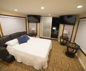 Photo 4 - houseboat