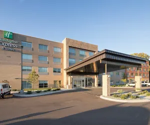 Photo 2 - Holiday Inn Express and Suites Kalamazoo West, an IHG Hotel