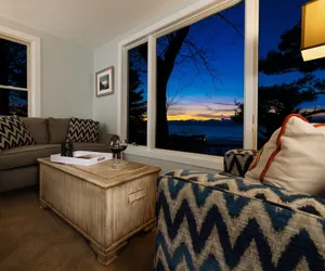 Photo 3 - Looking Glass Beachfront Inn