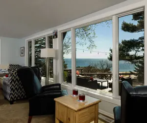 Photo 5 - Looking Glass Beachfront Inn