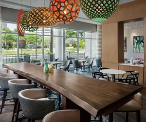 Photo 4 - Hampton Inn & Suites Teaneck Glenpointe