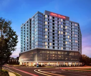 Photo 2 - Hampton Inn & Suites Teaneck Glenpointe