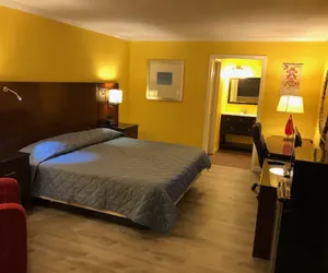 Photo 2 - Dragon Inn & Suites