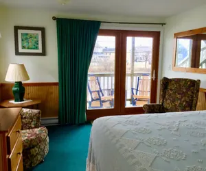 Photo 3 - Moody's Motel & Cottages