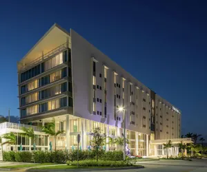 Photo 2 - DoubleTree by Hilton Miami - Doral, FL