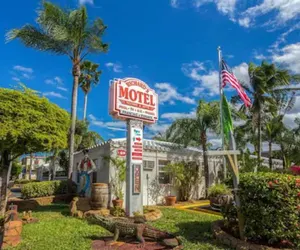 Photo 3 - Richards Motel Courtyard