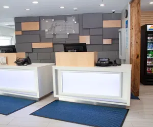 Photo 2 - Holiday Inn Express & Suites Marion by IHG