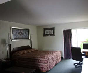 Photo 5 - Hometown  Inn