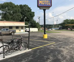 Photo 2 - West Motel