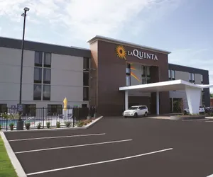 Photo 2 - La Quinta Inn & Suites by Wyndham Columbus MS