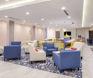 Photo 3 - La Quinta Inn & Suites by Wyndham Dallas Duncanville