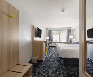 Photo 3 - Days Inn & Suites by Wyndham Norton Shores/Muskegon