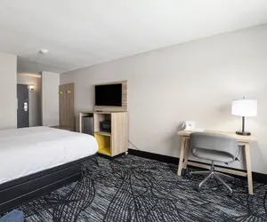 Photo 4 - Days Inn & Suites by Wyndham Norton Shores/Muskegon