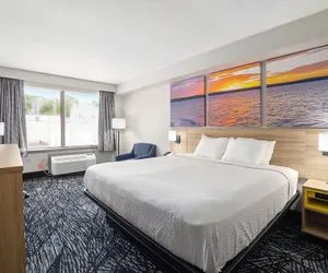 Photo 2 - Days Inn & Suites by Wyndham Norton Shores/Muskegon