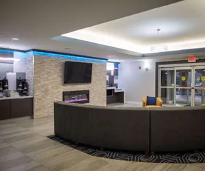 Photo 2 - La Quinta Inn & Suites by Wyndham Houston East at Normandy