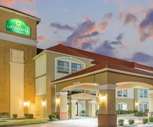 Photo 2 - La Quinta Inn & Suites by Wyndham Oklahoma City -Yukon