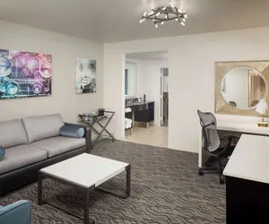 Photo 2 - DoubleTree Suites by Hilton Hotel Detroit Downtown - Fort Shelby