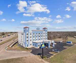 Photo 2 - Days Inn by Wyndham Salado