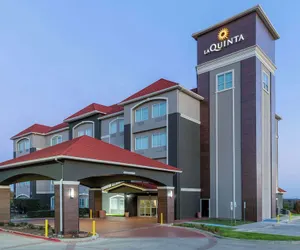Photo 2 - La Quinta Inn & Suites by Wyndham Fort Worth - Lake Worth