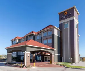 Photo 2 - La Quinta Inn & Suites by Wyndham Fort Worth - Lake Worth