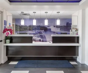Photo 3 - SureStay Plus Hotel by Best Western Niagara Falls East