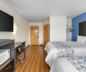 Photo 4 - SureStay Plus Hotel by Best Western Niagara Falls East