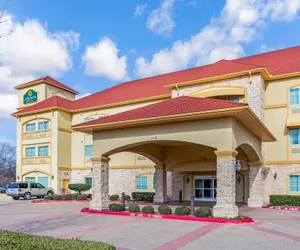 Photo 2 - La Quinta Inn & Suites by Wyndham Ennis