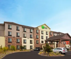 Photo 2 - Holiday Inn Express Hotel & Suites NEWPORT, an IHG Hotel