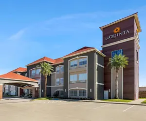 Photo 2 - La Quinta Inn & Suites by Wyndham Port Arthur