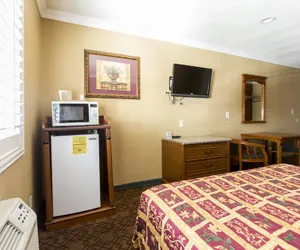Photo 5 - Beverly Inn
