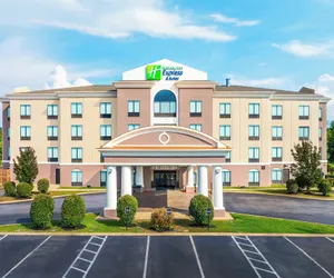 Photo 2 - Holiday Inn Express & Suites Newport S, an IHG Hotel