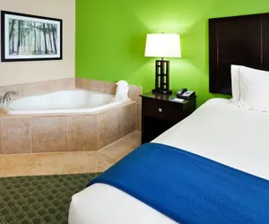 Photo 3 - Holiday Inn Express & Suites Newport S, an IHG Hotel