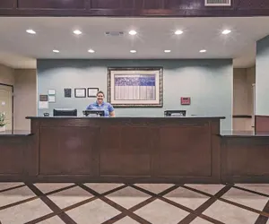 Photo 3 - La Quinta Inn & Suites by Wyndham DFW Airport West - Euless